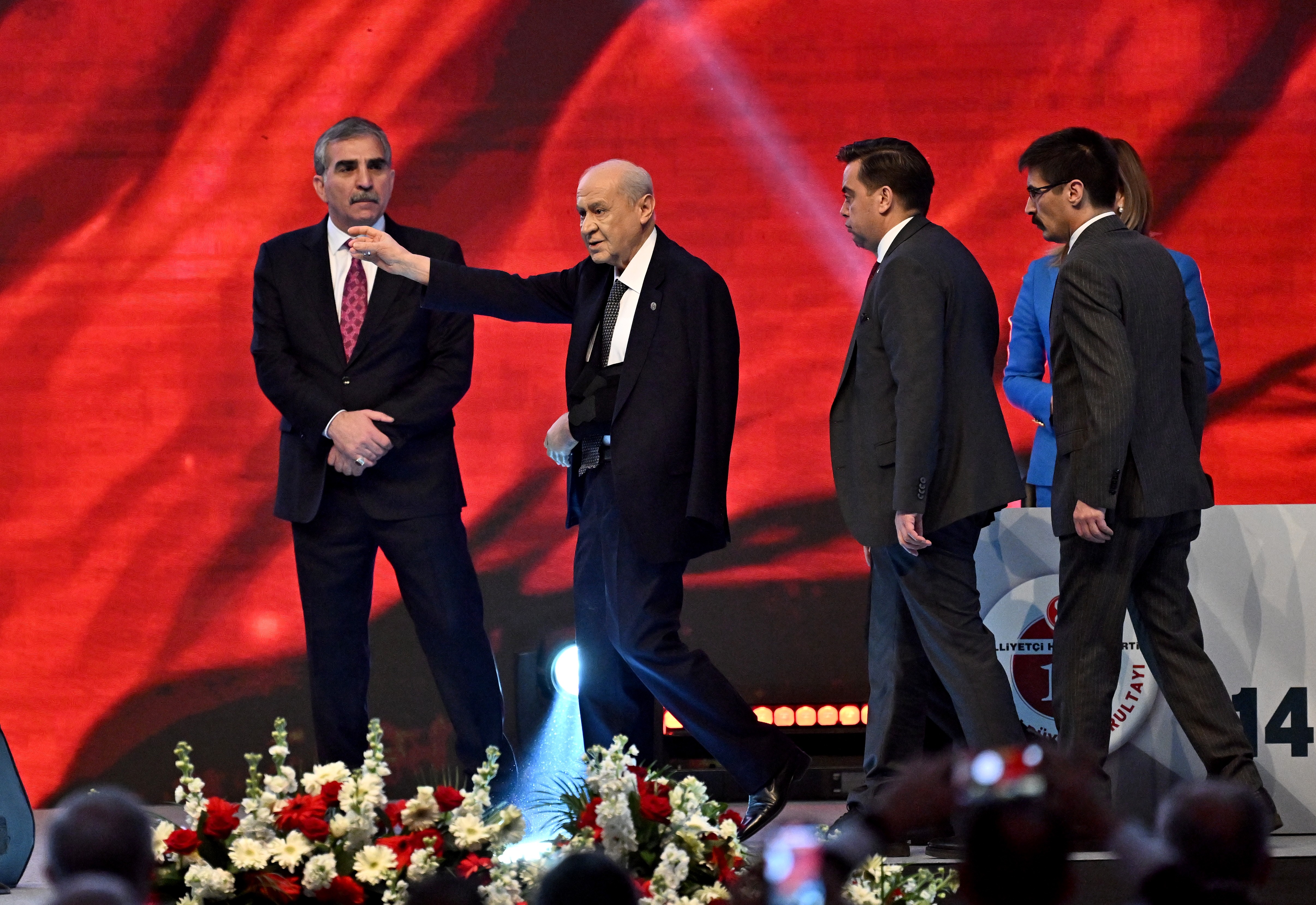 MHP Lideri Bahçeli kurultay öncesi omzunu burktu!