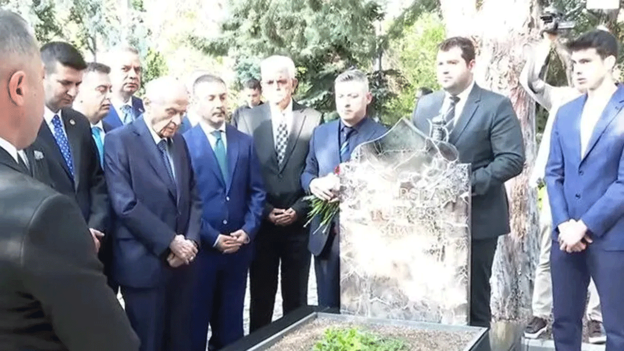 Bahçeli'den Türkeş'in kabrine ziyaret