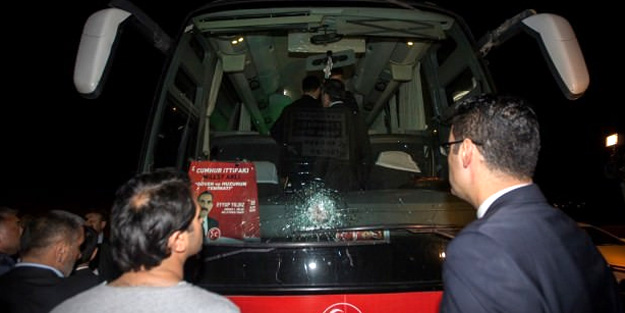 Ankara'da MHP seçim otobüsüne taş atıldı