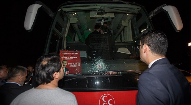 MHP seçim otobüsüne taş atıldı