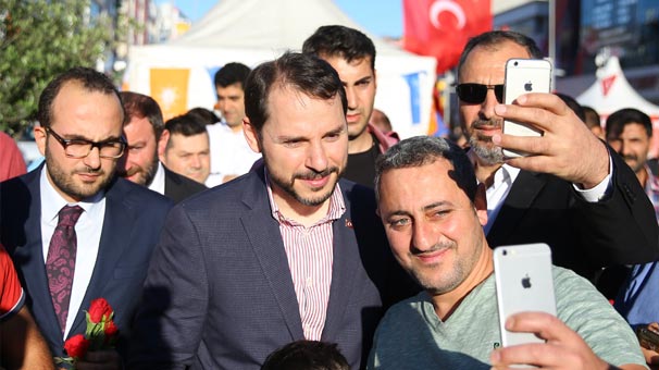 MHP seçim standında görevlilerle sohbet eden Bakan Berat Albayrak'tan 'Cumhur İttifakı' mesajı