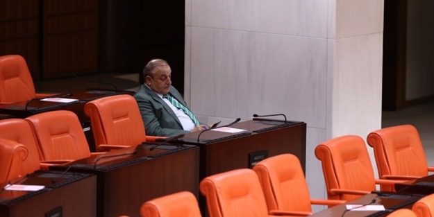 Oktay Vural tek başına kaldı
