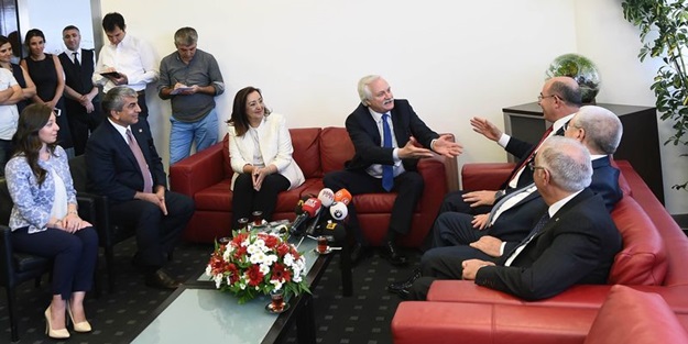 MHP-CHP bayramlaşmasında gerginlik!