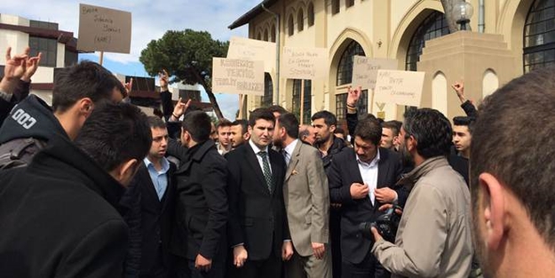 MHP'den Kabe'yle alay eden pankart!