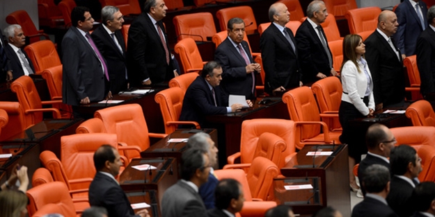 MHP'li Akçay, Erdoğan'ın yeminini oturarak izledi