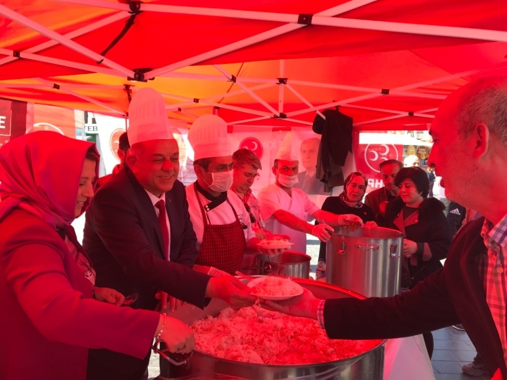 MHP’Lİ Başkan adayı Çanakkale Zaferi anısına pilav komposto ikram etti 