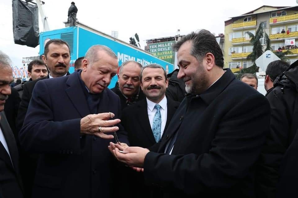 MHP’li Başkan, Cumhurbaşkanı’nın tespihine gözü gibi bakıyor 