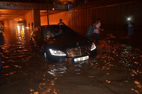 MHP'li Başkan kendi yaptırdığı alt geçitte mahsur kaldı