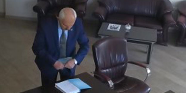 ‘İyi ki ihraç edilmiş’ dedirten görüntüler! MHP’li eski başkandan cumhurbaşkanına ve şehitlere büyük saygısızlık