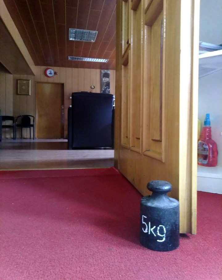 MHP’li belediye başkanı kapısına 5 kg’lık ağırlık koydu 