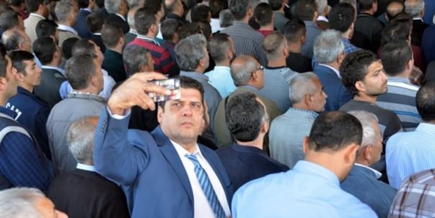 MHP'li isim şehit cenazesinde selfie çekti