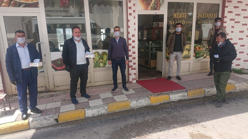 MHP’li Kütahya Belediye Başkanı Işık’dan Şemdinli’ye maske desteği 
