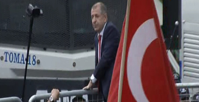 MHP'li Özdağ polis barikatının üzerine çıkarak açıklama yaptı