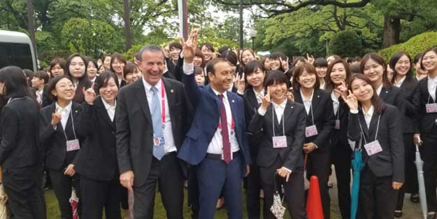 MHP'li vekil paylaştı! Japon diplomatlardan Bozkurt işareti