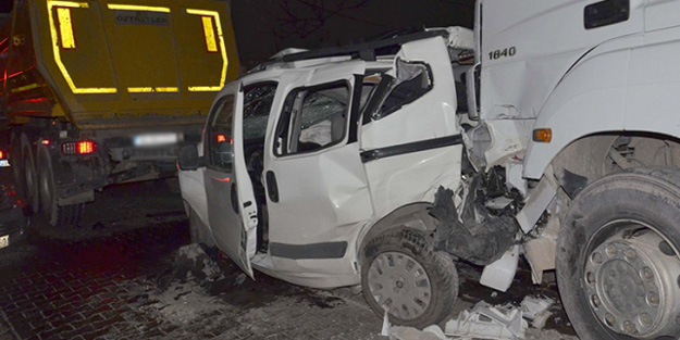 Mıcır yüklü kamyon 9 araca çarptı