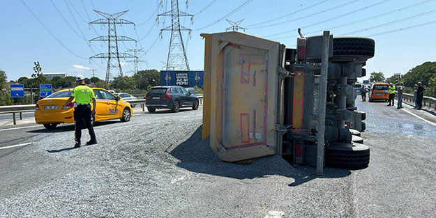 Mıcır yüklü kamyon devrildi: 1 yaralı