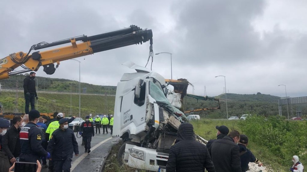 Mıcır yüklü kamyon devrildi, sürücüsü hayatını kaybetti 