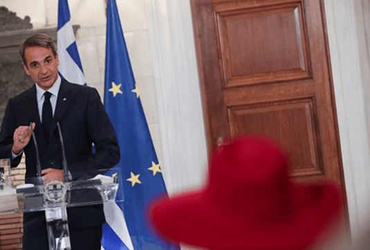 Miçotakis'i delirten gazeteciye şok! “Türk fahişesi” dediler, tekme-tokat dövdüler