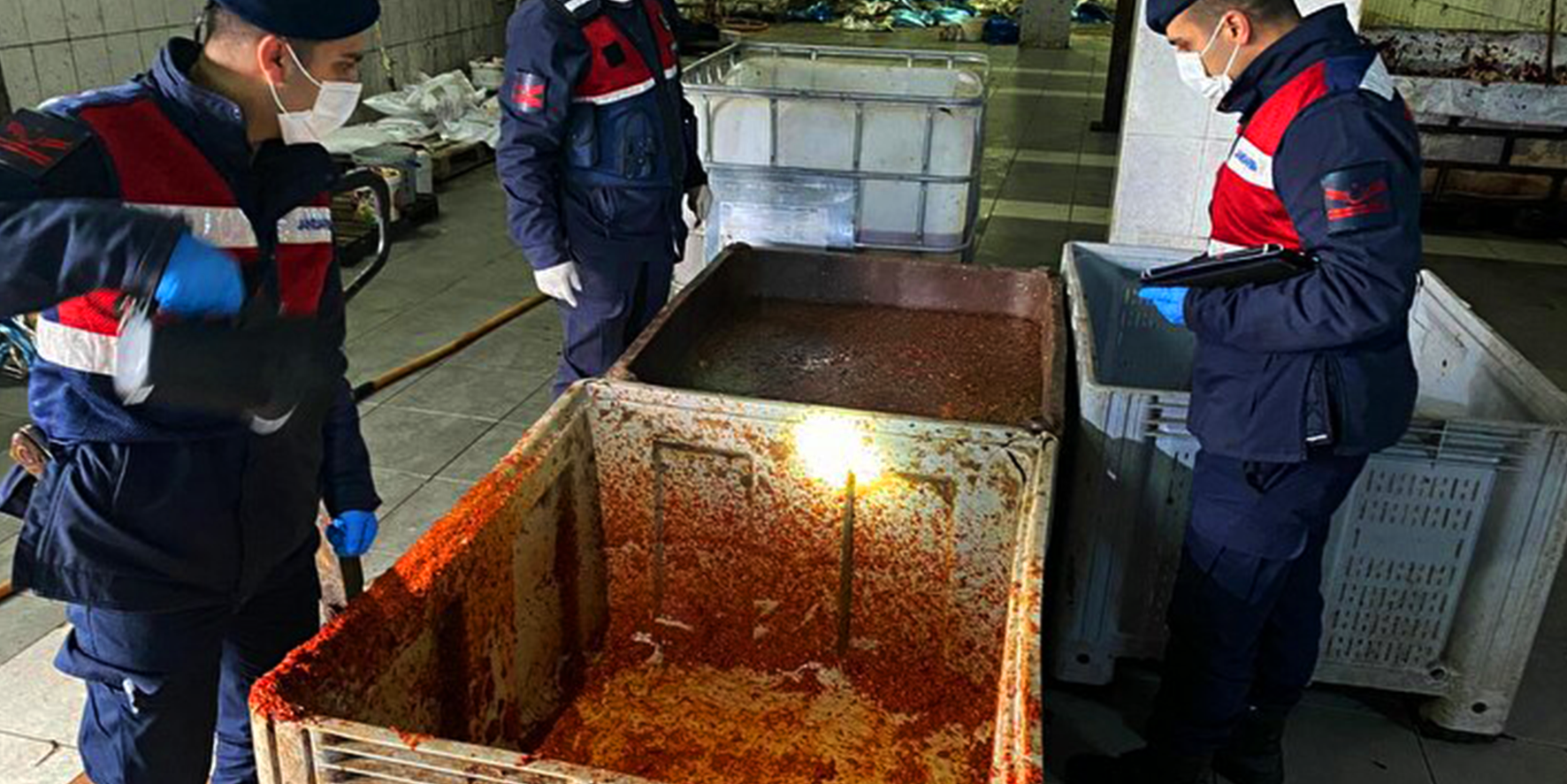 Mide bulandıran görüntüler! Yakalanmasalar vatandaşa yedireceklerdi