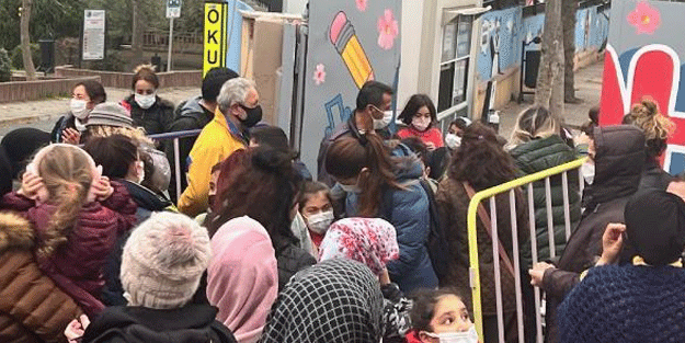 Mide bulandıran iddia! Veliler ilkokulun önünde toplandı