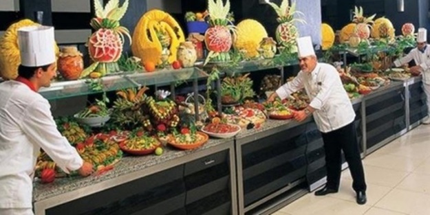 Mideniz bulanacak! İşte otel aşçısının itirafları...