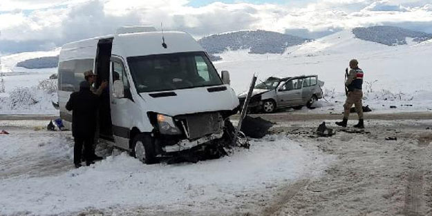 Midibüs ile otomobil buzlanan yolda çarpıştı: 8 yaralı