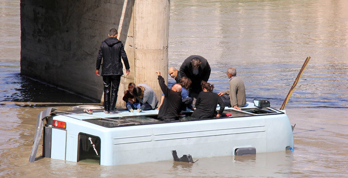 Midibüs ırmağa uçtu: 14 yaralı