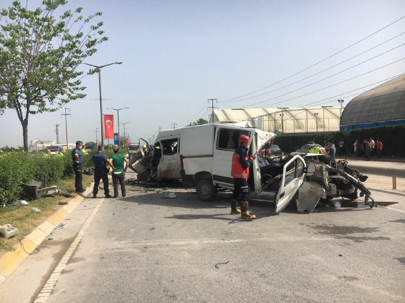 Midibüs yolun karşısına geçip minibüsle kafa kafaya çarpıştı 