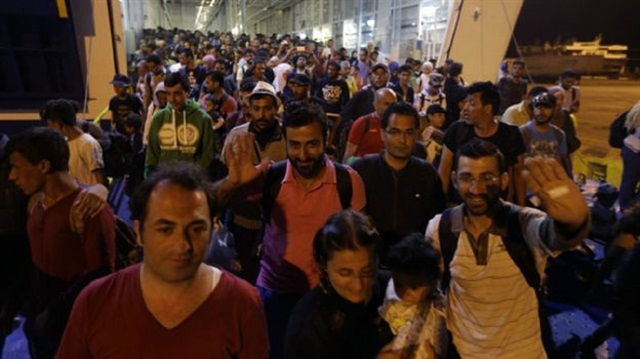 Midilli adasında göçmenlerden polise protesto