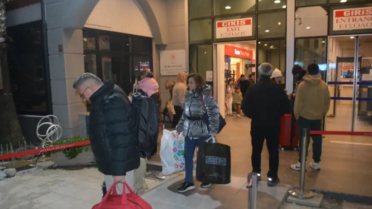 Midilli Adası’nda kriz: Türk tatilciler saatlerce mahsur kaldı