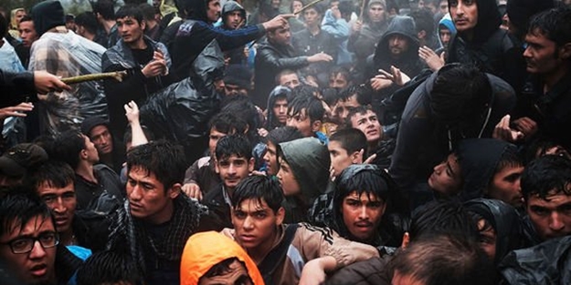 Yunanistan, Suriyelilere gazlarla saldırdı!