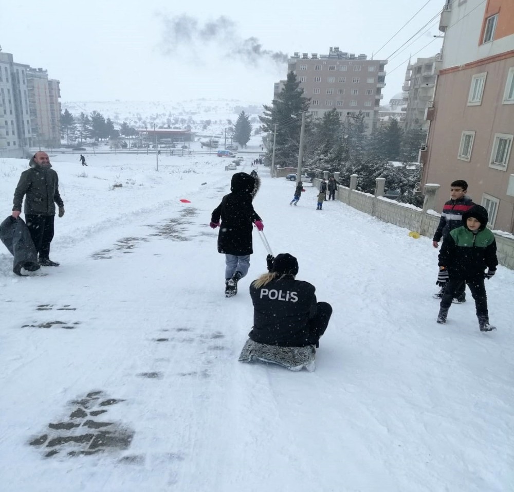 Midyat polisi, çocukların eğlencesine ortak oldu 