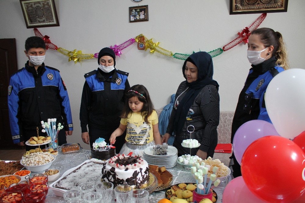 Midyat polisinden 2 çocuğa doğum günü sürprizi 