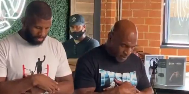 Mike Tyson'ın namaz kıldığı anlar sosyal medyanın gündemine oturdu