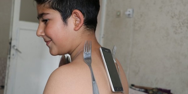 Mıknatıs çocuk görenleri şaşkına çeviriyor