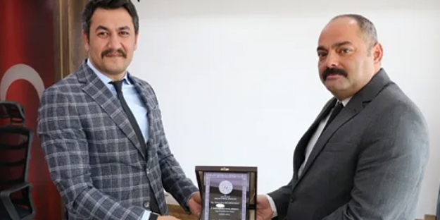 Mikrofonlu Denyo, duvara tosladı!