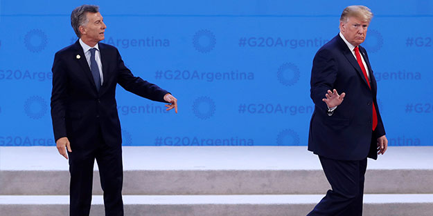 Mikrofonu açık kaldı... Trump dünyaya rezil oldu!