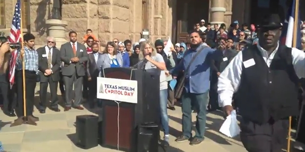 Mikrofonu kapan alçak, İslam'a hakaret etti