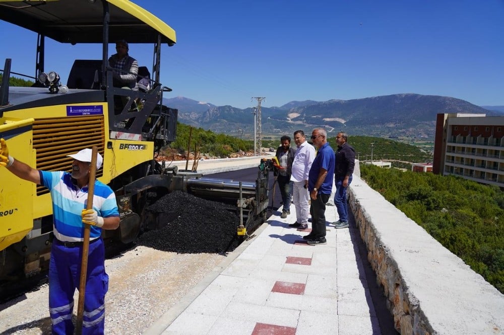 Milas’ın yeni hastane yolunda sıcak asfalt çalışmaları tamamlandı 