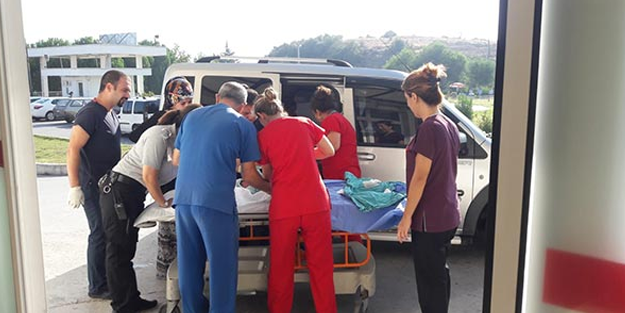 Milas'ta ilginç doğum! Acil servis önünde araçta doğurdu