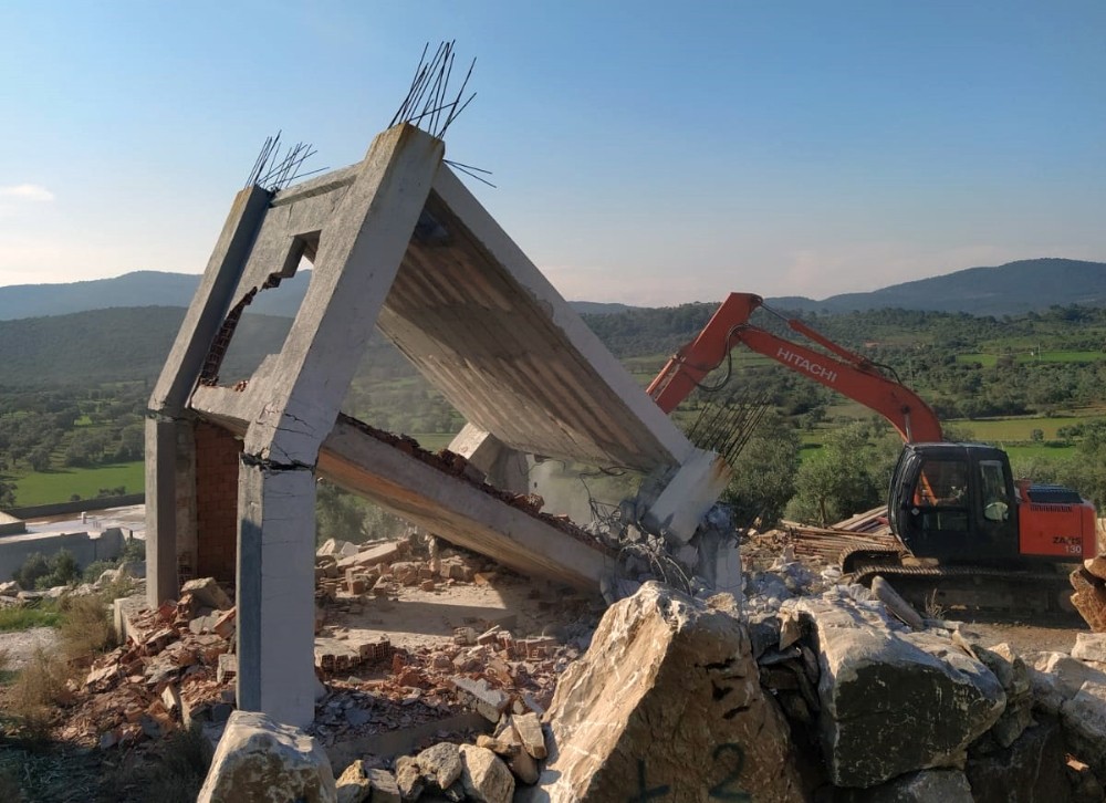 Milas’ta kaçak yapıların yıkımına başlandı 