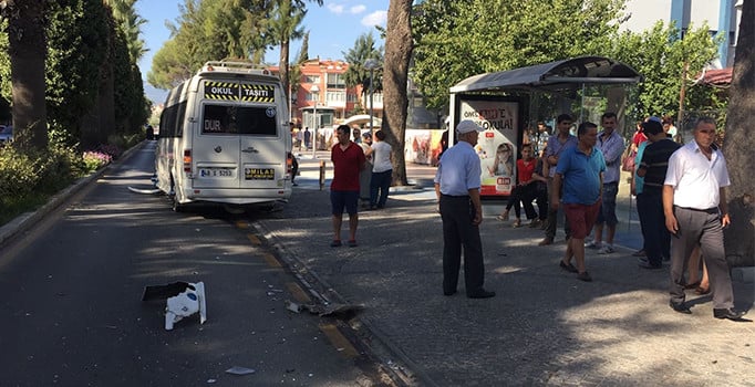 Muğla'da öğrenci servisi ile otomobil çarpıştı: 1 yaralı