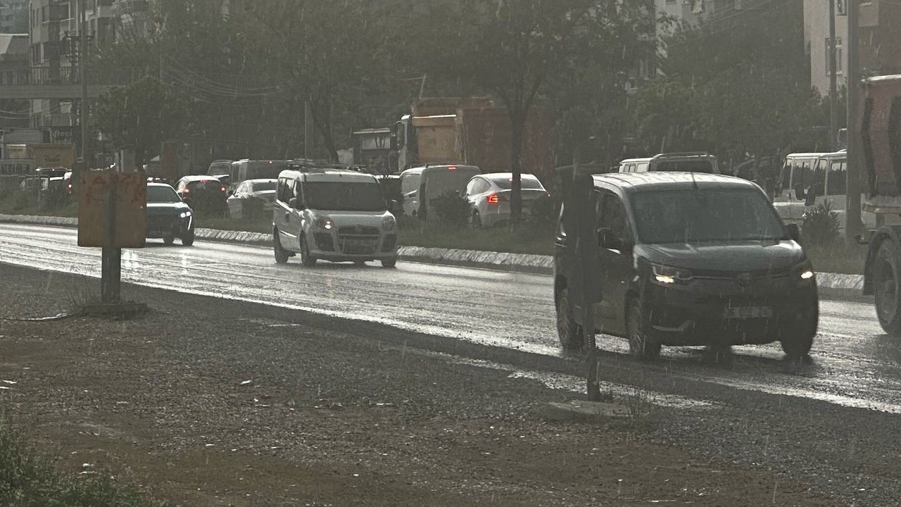 Milas'ta sağanak yağış ulaşımı olumsuz etkiledi