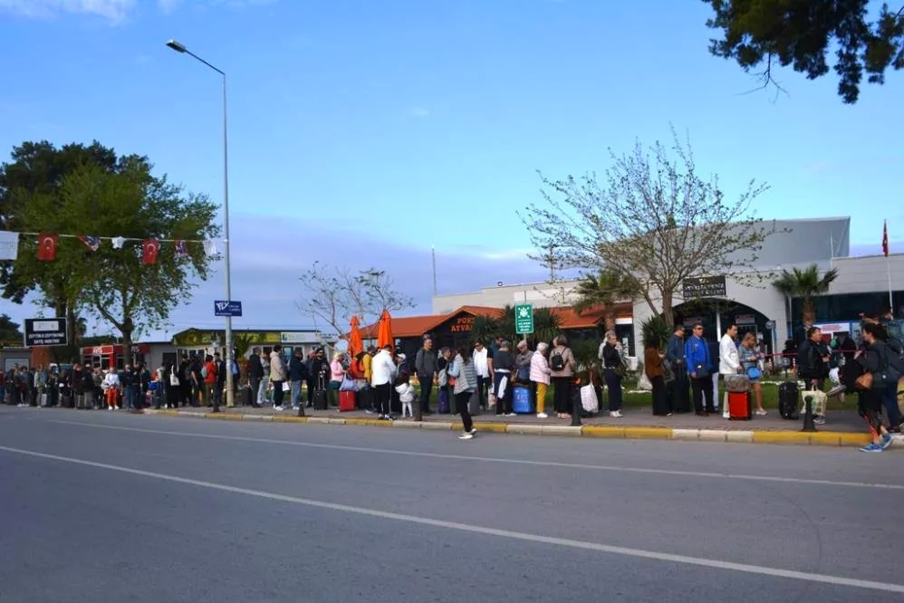 "Millet aç aç" diyenler kuyrukta! Bu seferki iPhone değil, bakın ne sırası