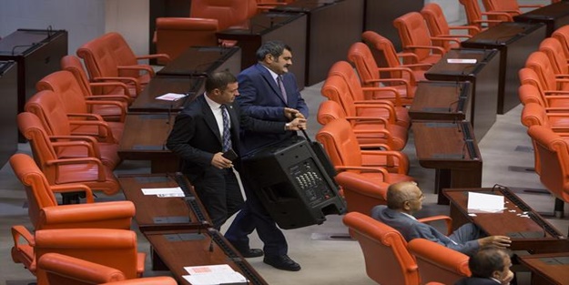 Millet adına tek hayırlı işleri yok... CHP'den şimdi de Meclisi terk etmeme eylemi!