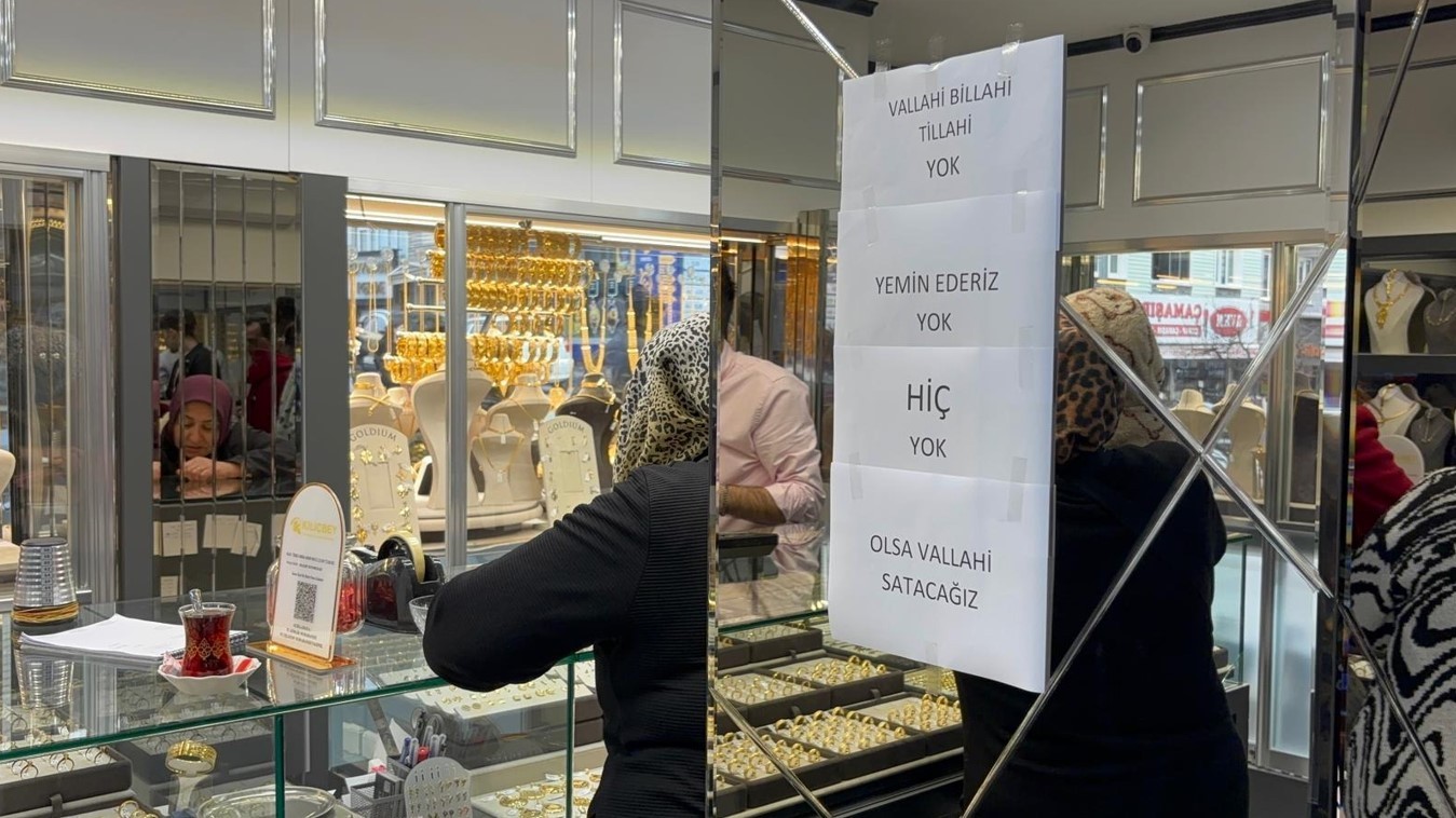 Millet altına hücum etti! Kuyumcu dükkânına, 'vallahi billahi tillahi yok' yazısı astı