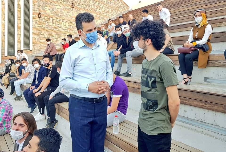 Millet Bahçesi’nde gençlerle yüz yüze 