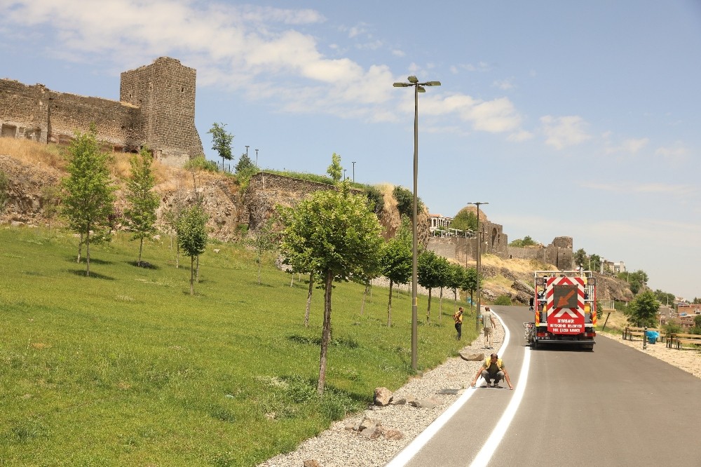 Millet Bahçesindeki yollara yol çizgileri eklendi 