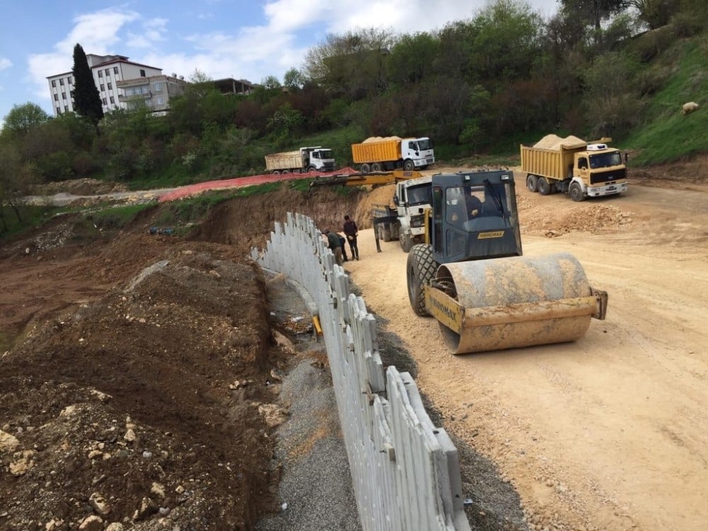 Millet Caddesindeki duvar ve menfez çalışmalarına başlandı 
