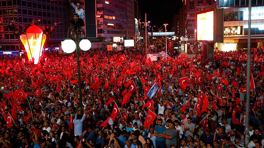 Millet darbeye karşı meydanlarda!